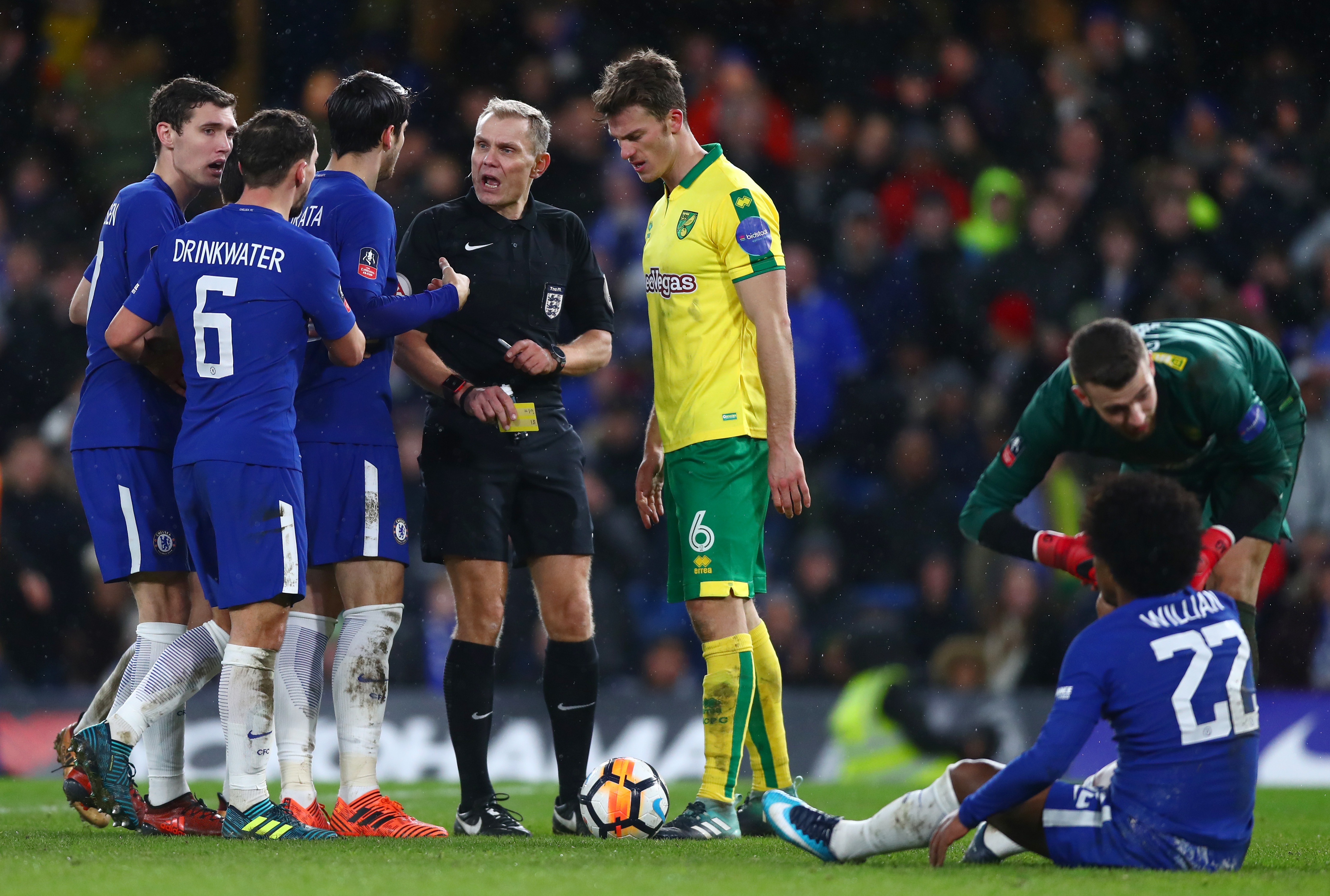 Bi duoi 2 nguoi,  Chelsea Norwich anh 6