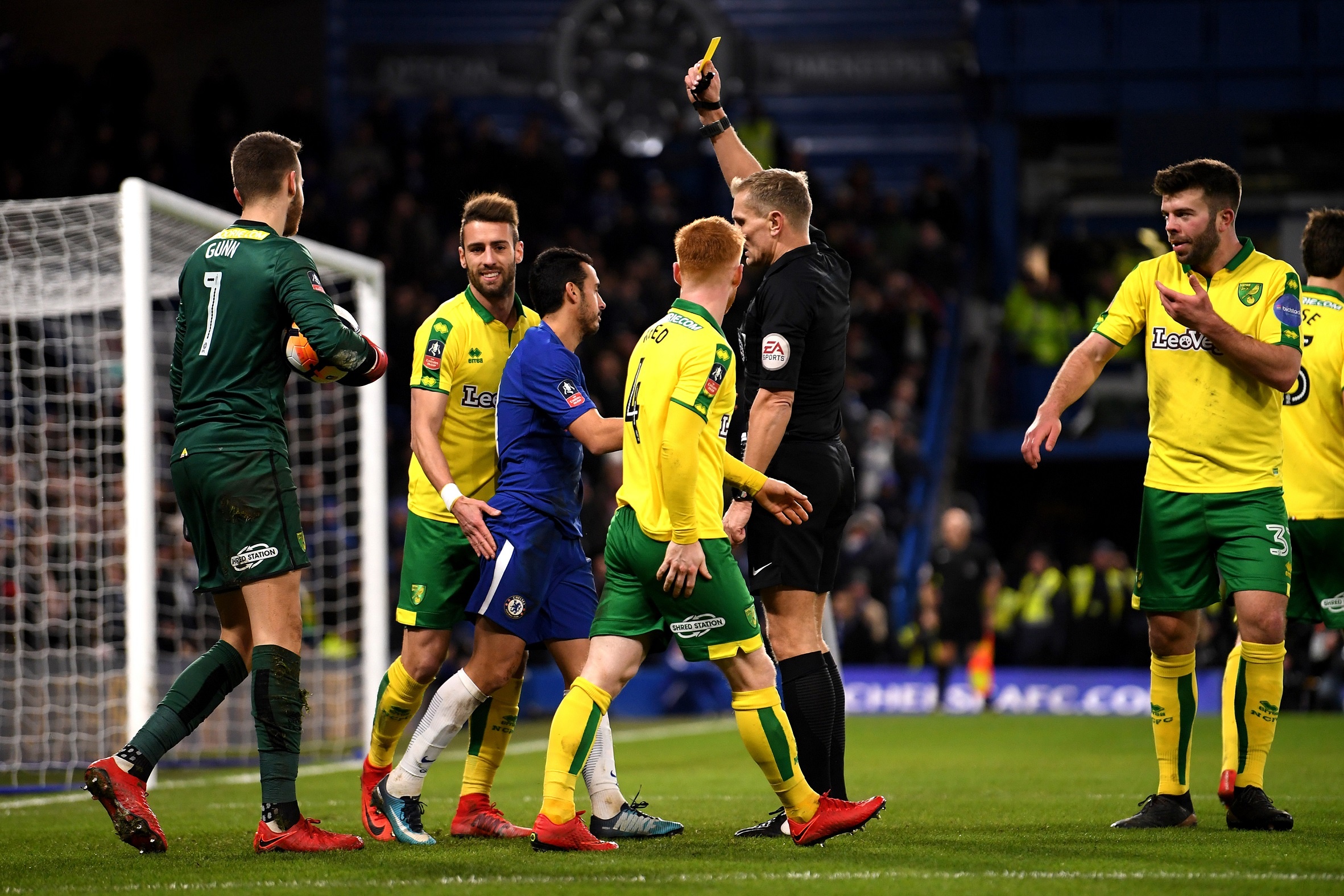 Bi duoi 2 nguoi,  Chelsea Norwich anh 7