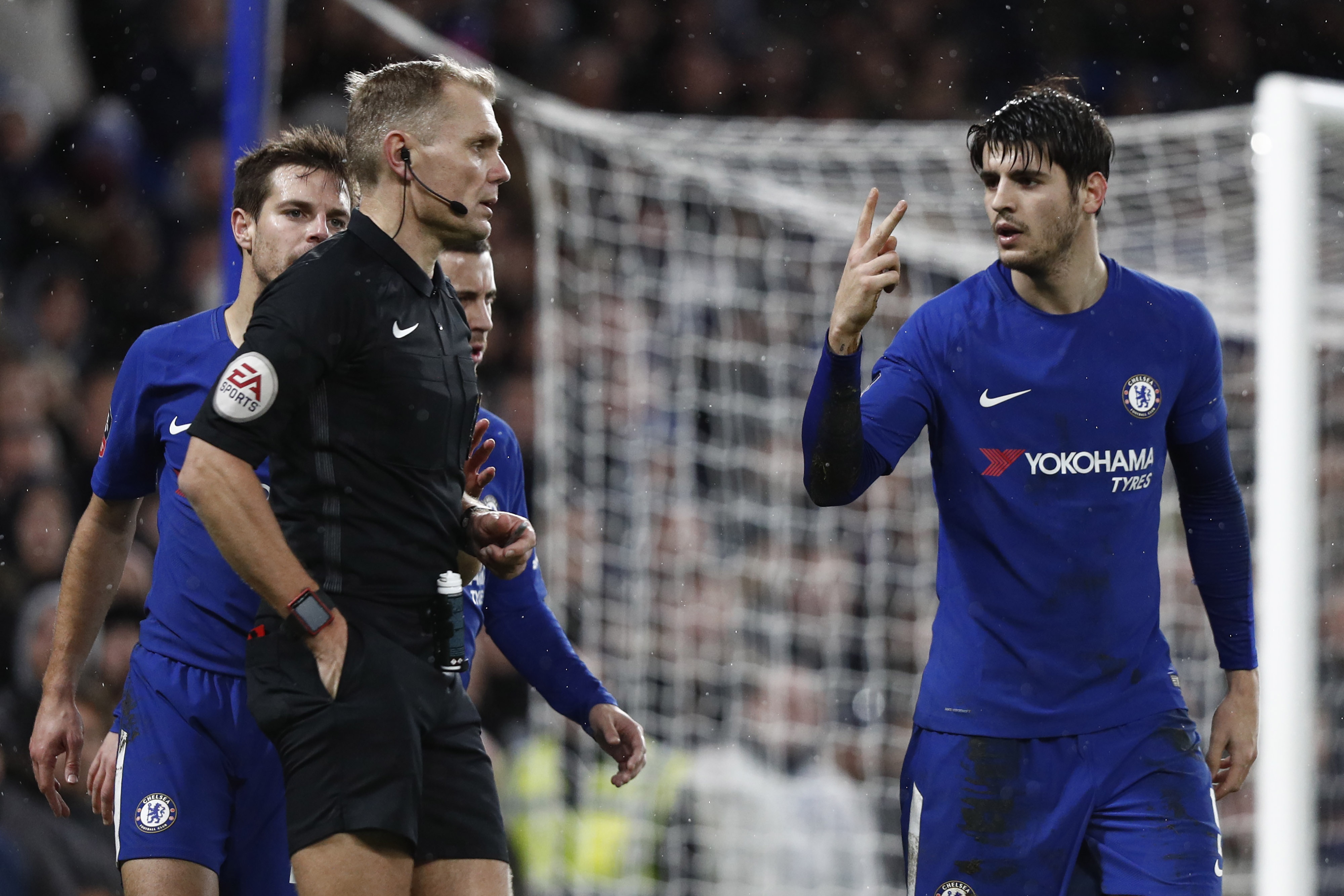 Bi duoi 2 nguoi,  Chelsea Norwich anh 8