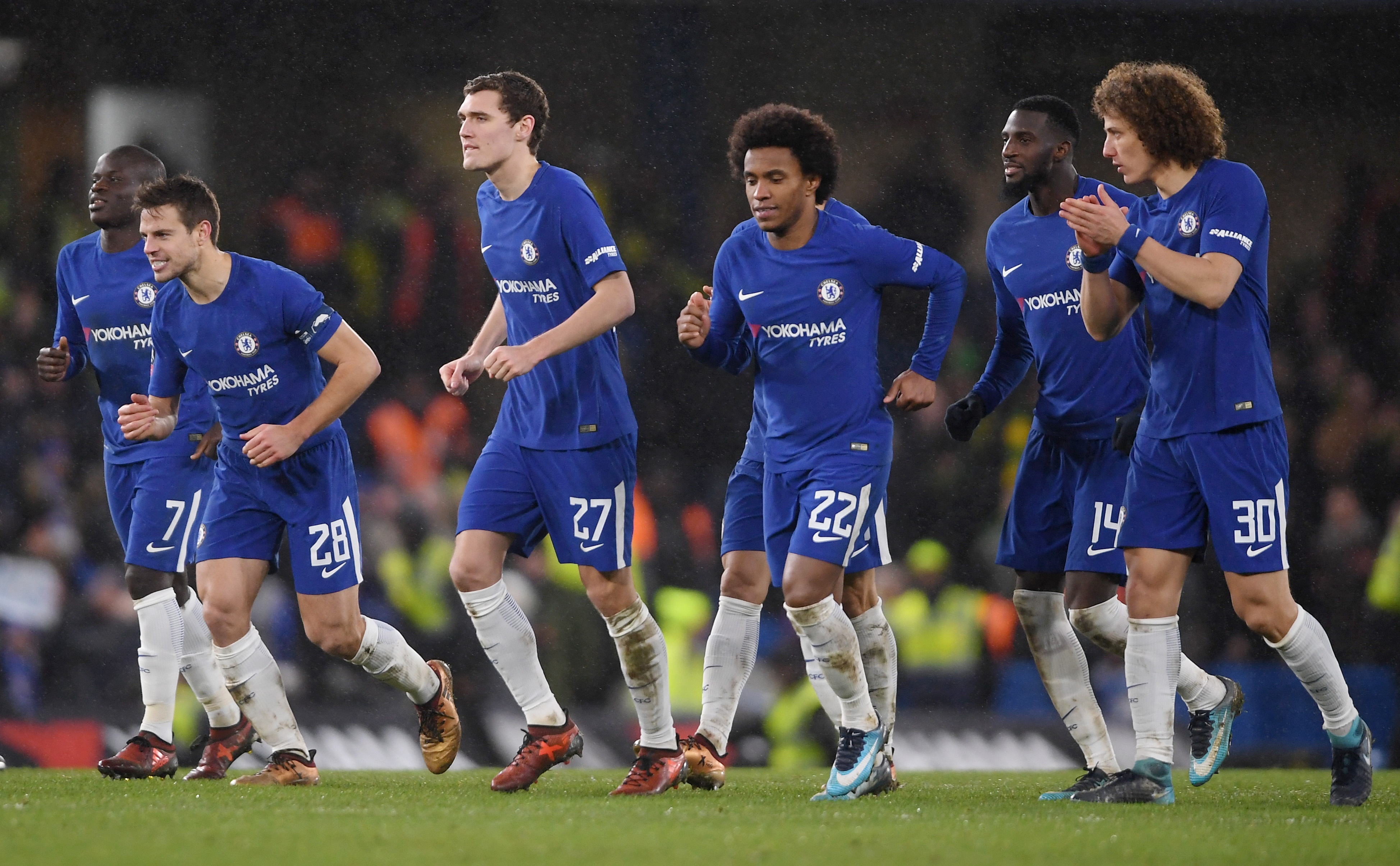 Bi duoi 2 nguoi,  Chelsea Norwich anh 9