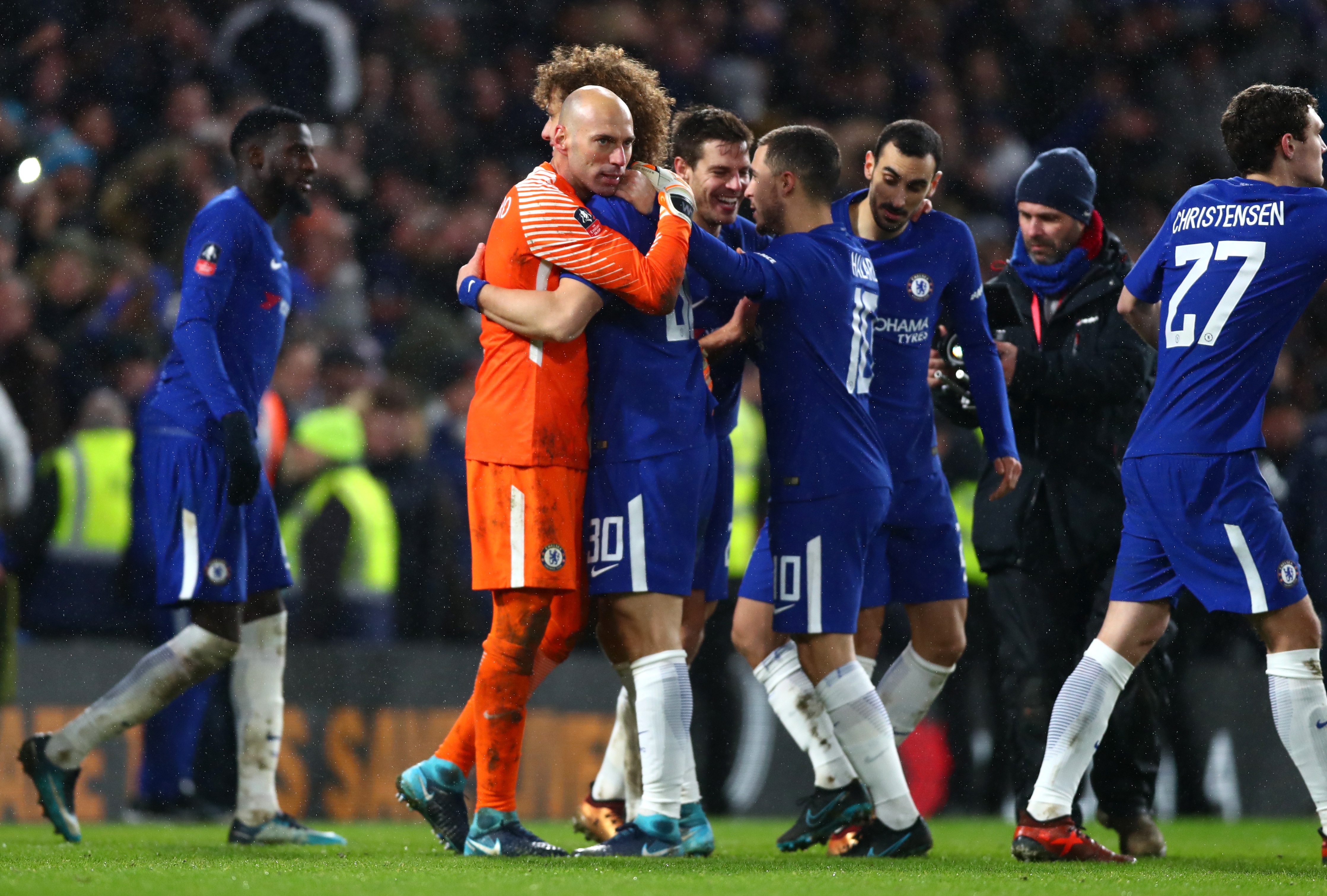 Bi duoi 2 nguoi,  Chelsea Norwich anh 10