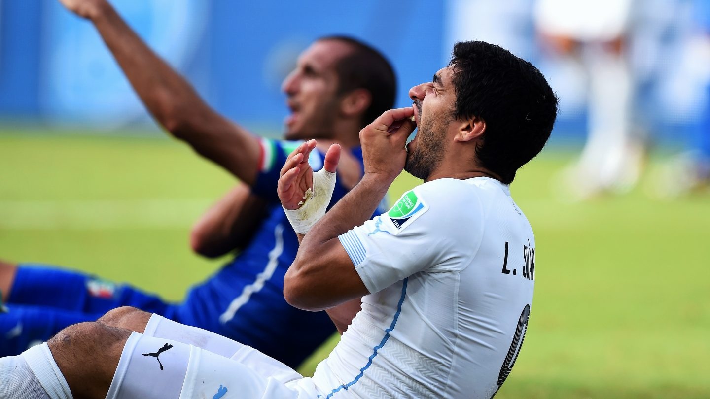 3 lan can nguoi cua Luis Suarez hinh anh