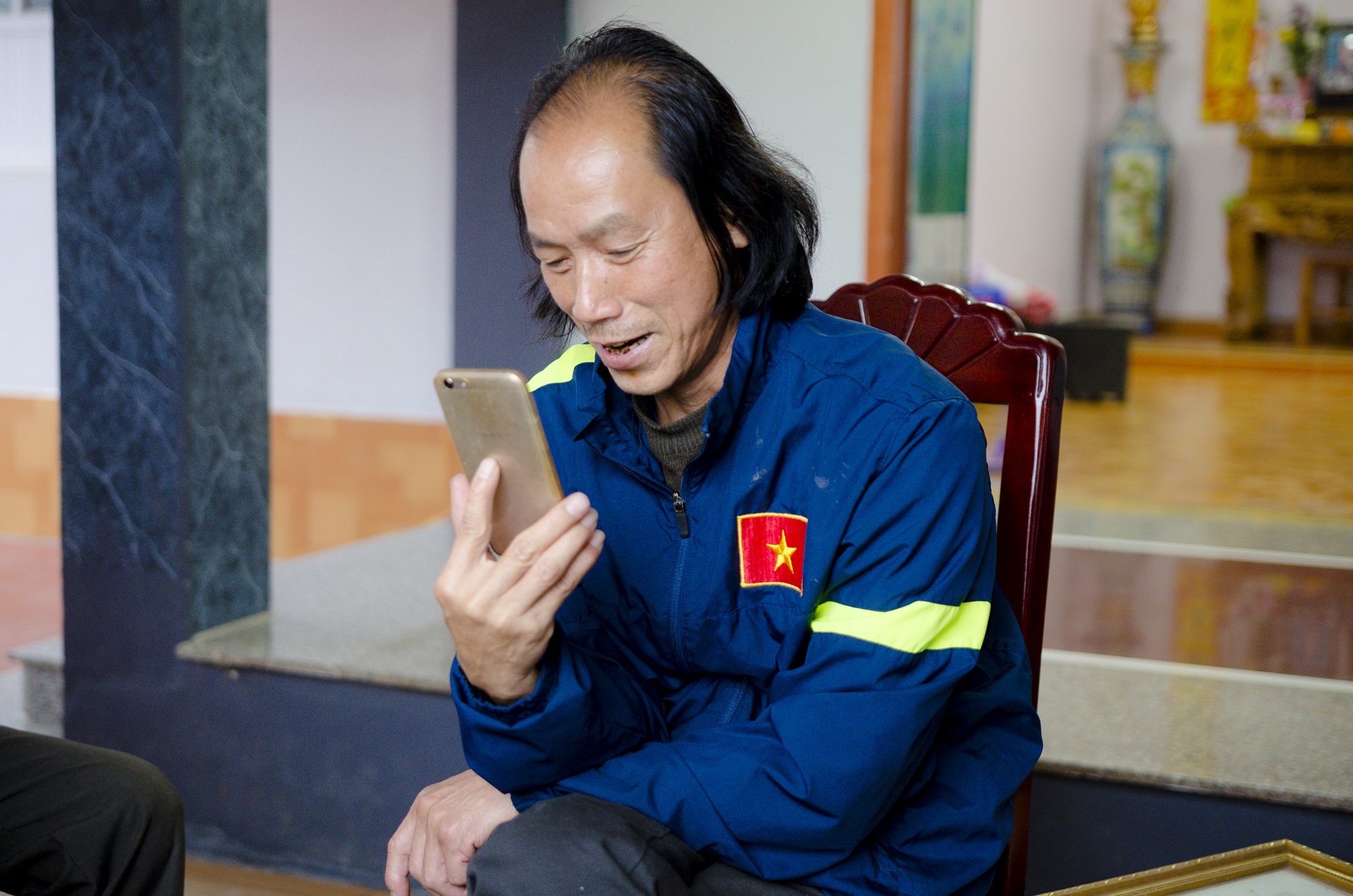 Cha Van Thanh muon con het minh vi mau co sac ao Viet Nam hinh anh