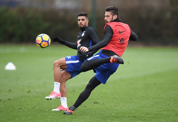 Giroud duoc Conte 'kem rieng' trong buoi tap moi hinh anh