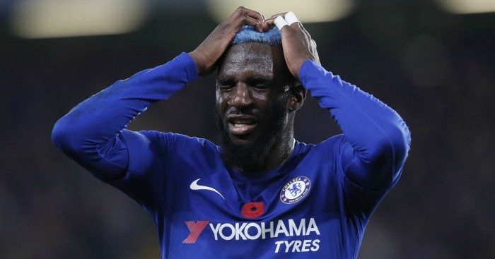 Fan Chelsea muon dung tuong ghi cong trong tai duoi Bakayoko hinh anh