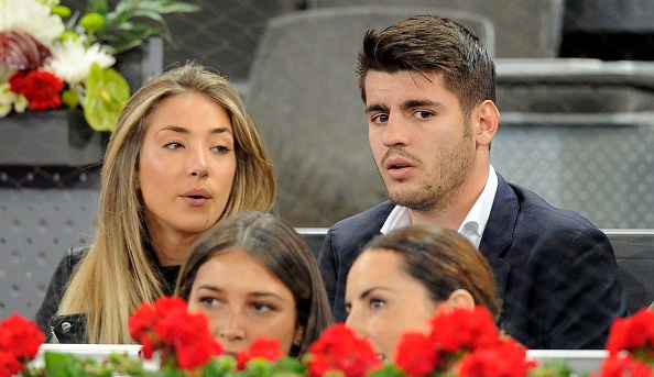 Morata 'chan thuong' van nhay voi vo hinh anh