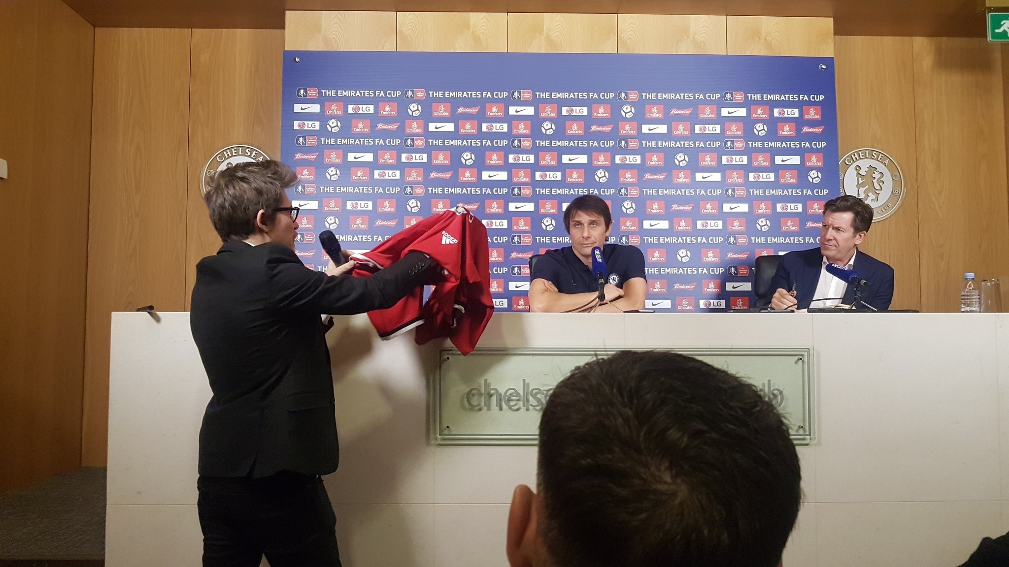 Conte 'a khau' vi nhan qua tu Mourinho hinh anh