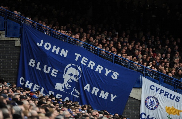 Dang sau nhung tam banner tren san Stamford Bridge hinh anh