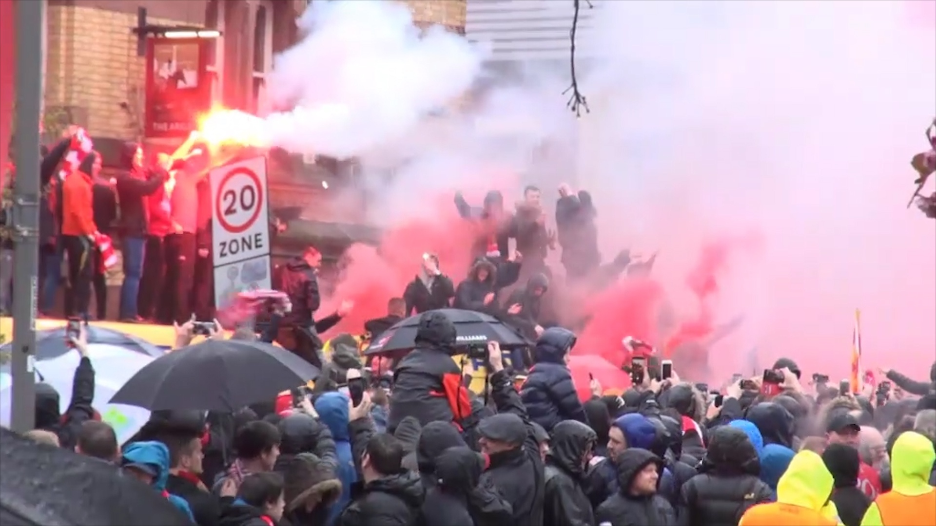 Co dong vien cam bua, gay bao loan truoc tran Liverpool vs Roma hinh anh