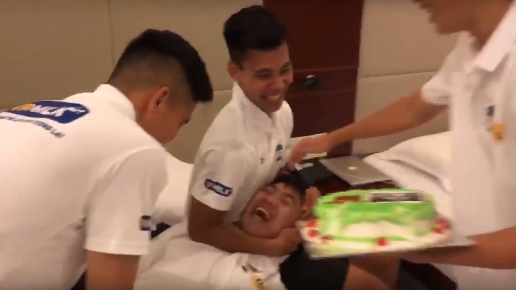 Xuan Truong bi dong doi 'tra thu' trong ngay sinh nhat hinh anh