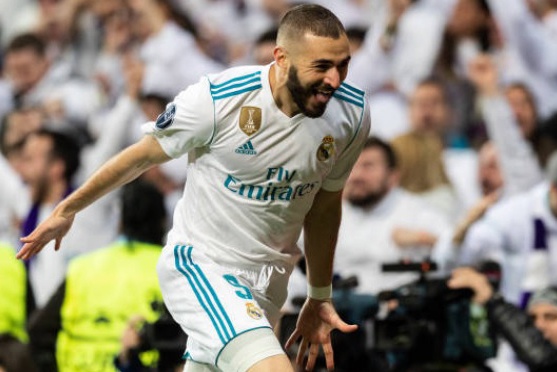 Cu danh dau go hoa 1-1 cua Benzema nhin tu khan dai hinh anh
