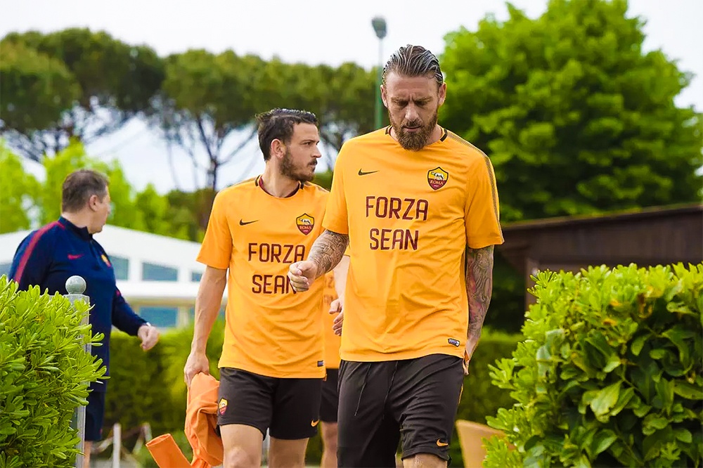 Cau thu AS Roma mac ao co ten CDV Liverpool trong buoi tap hinh anh