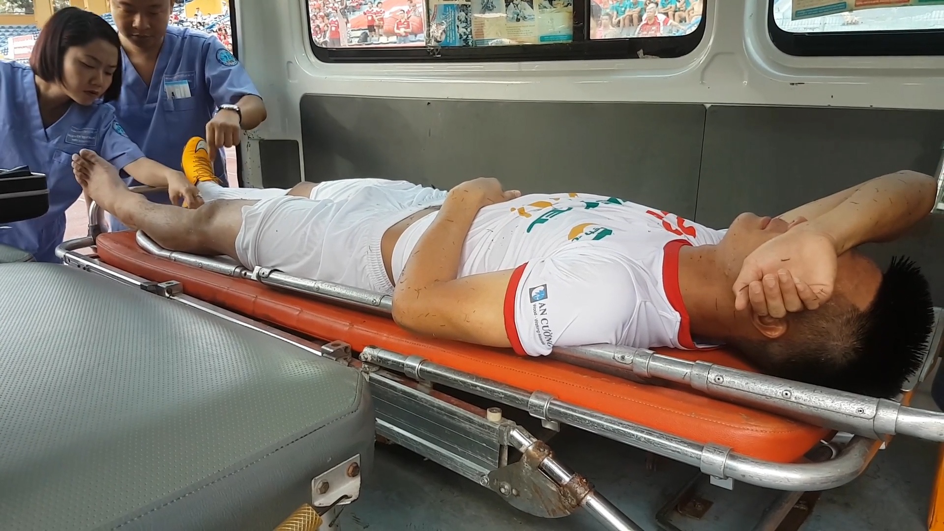 Cuu tuyen thu U20 Viet Nam di vien khi tran dau chua ket thuc hinh anh