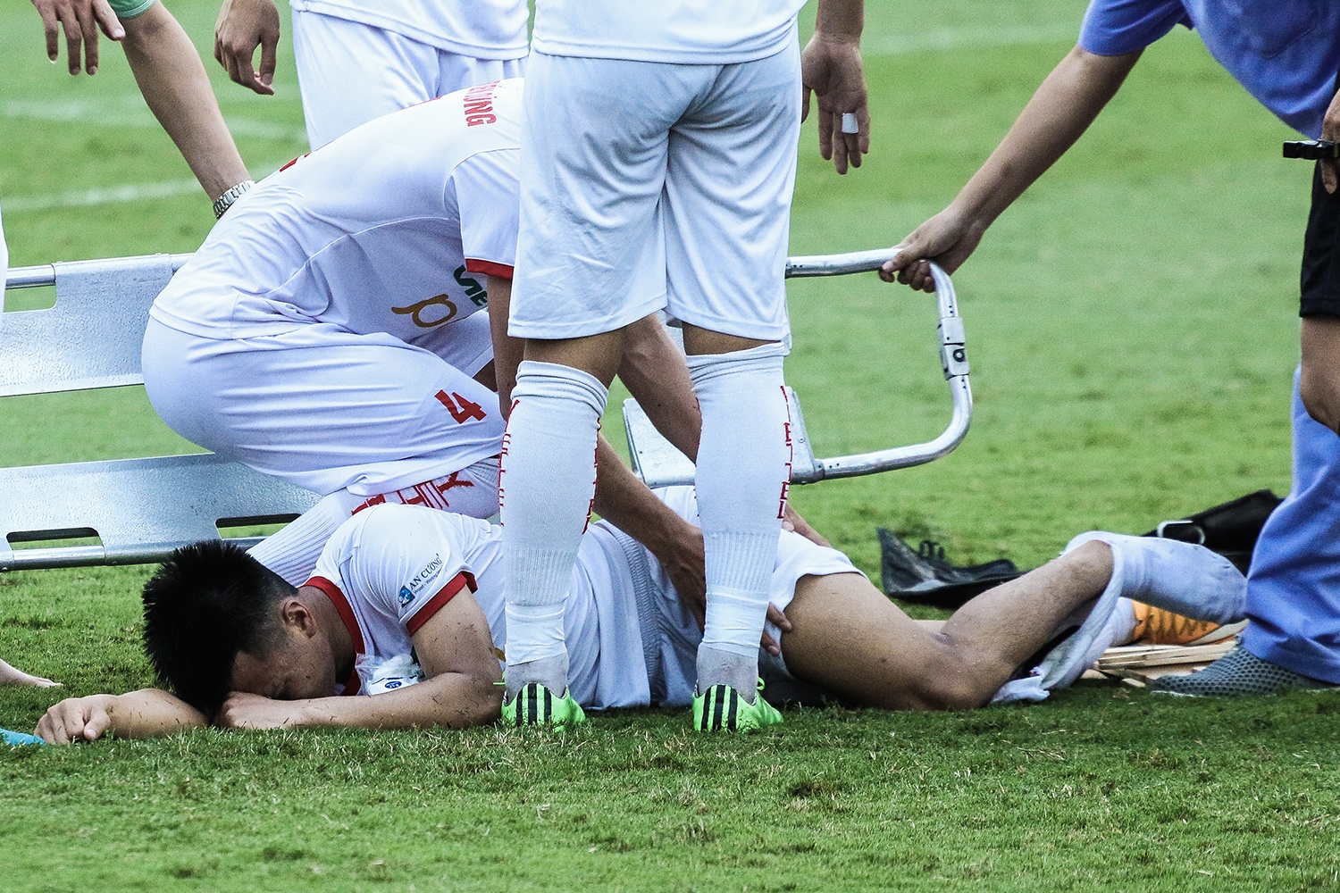 Pha vao bong tho bao khien cuu tuyen thu U20 Viet Nam phai di cap cuu hinh anh