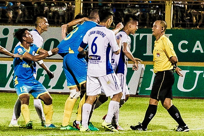 Nhung quyet dinh cua trong tai khien HAGL phan ung du doi hinh anh