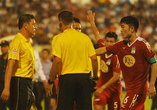 'Mot so trong tai bi khop khi dieu hanh tran dau cua HAGL' hinh anh