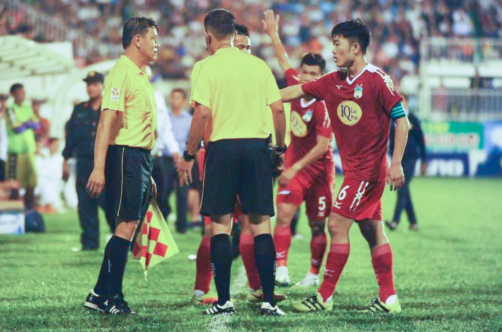 Cang thang giua HAGL va CLB Ha Noi: Oseni doi 'an thua du' hinh anh