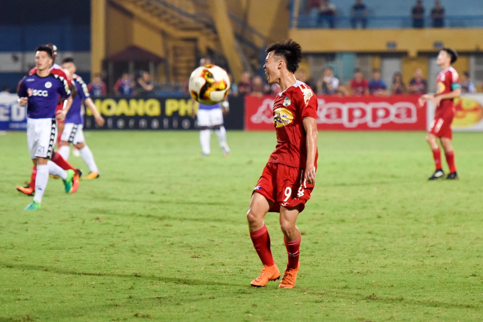 Hai tinh huong lien tiep Van Toan bi bat viet vi sai hinh anh