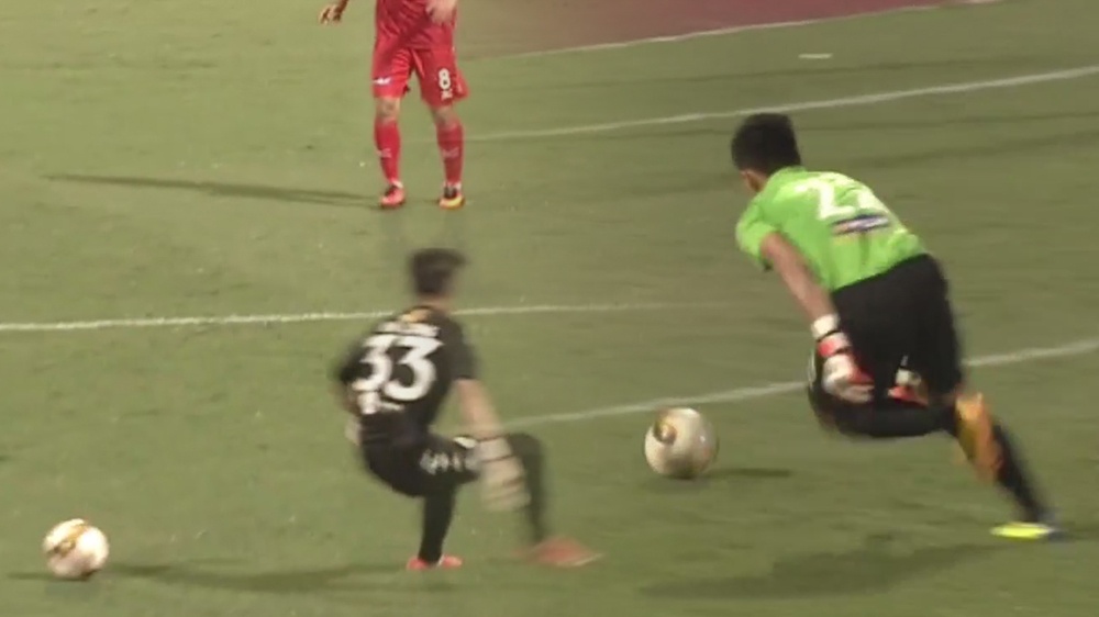 Hai tinh huong tra bong hai huoc trong tran CLB Ha Noi - HAGL hinh anh