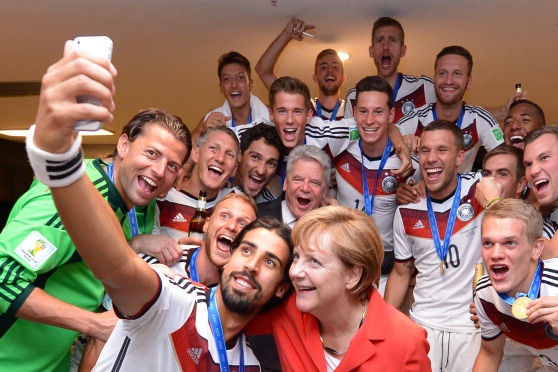 Cau thu Duc phan khich vi duoc gap 'Nguoi dan ba thep' Merkel hinh anh