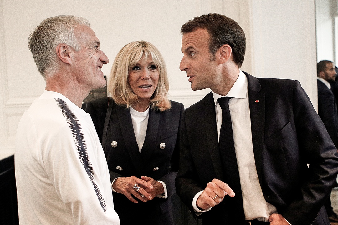 Tong thong Phap dong vien thay tro Deschamps truoc World Cup hinh anh