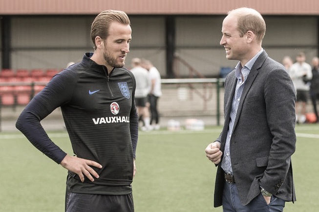 Harry Kane va dong doi cuoi tuoi trong ngay gap hoang tu Anh hinh anh