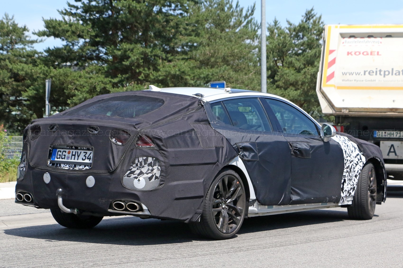 Teaser gioi thieu Kia GT sap ra mat hinh anh