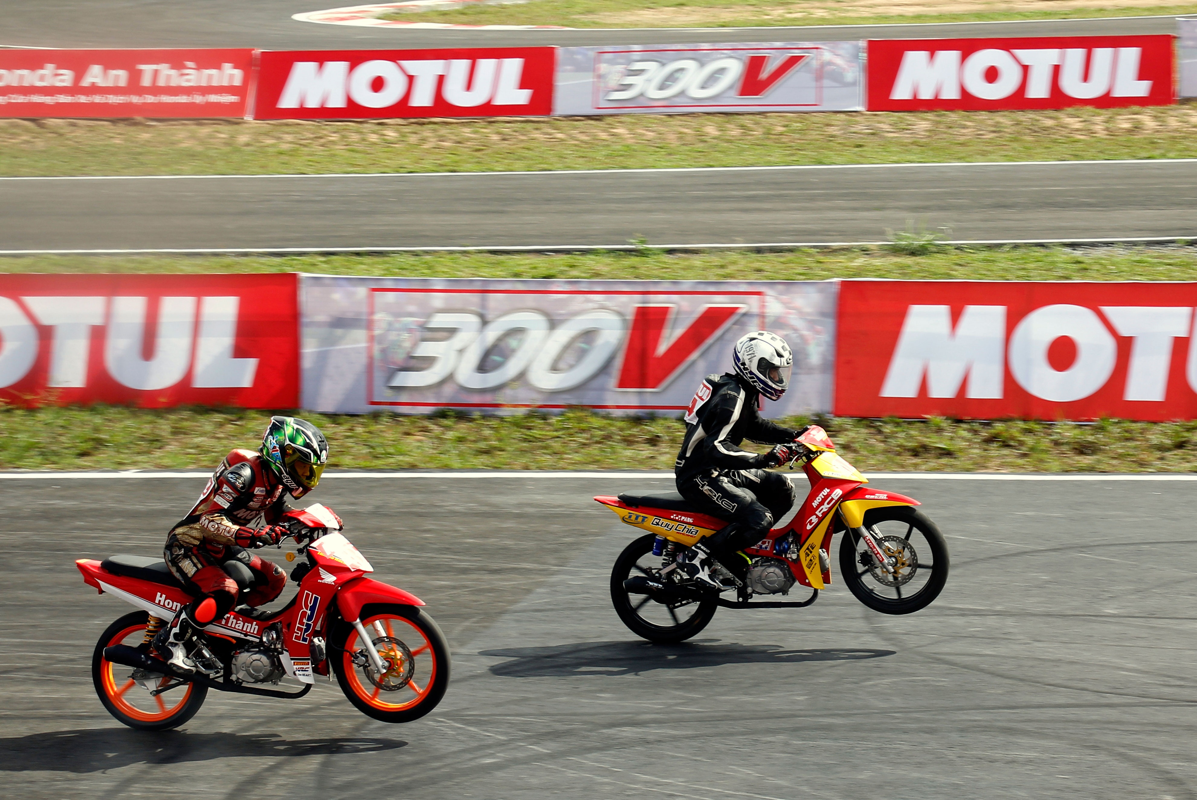 Khai mac giai dua xe Motul tai Binh Duong anh 2