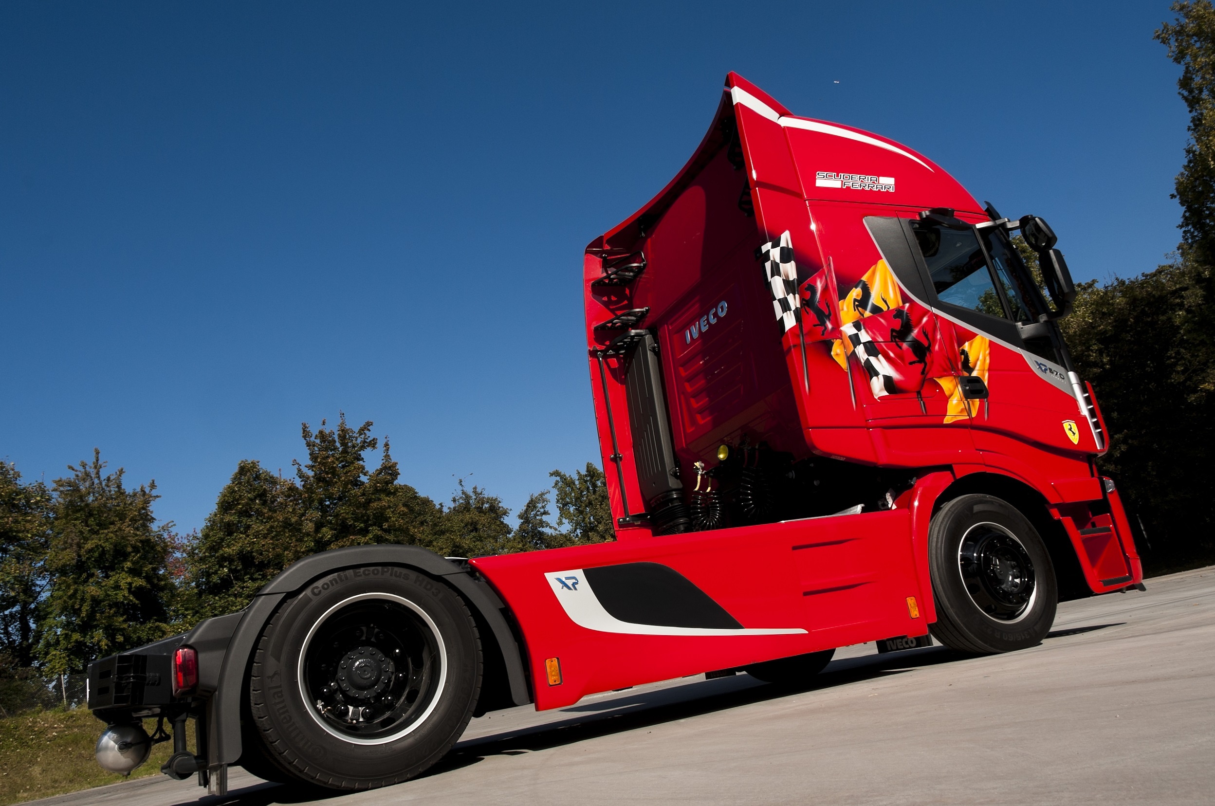 Xe tải dàn áo Ferrari giá 2, 6 tỷ đồng ảnh 3 Xe tai dan ao Ferrari gia 2, 6 ty dong anh 3