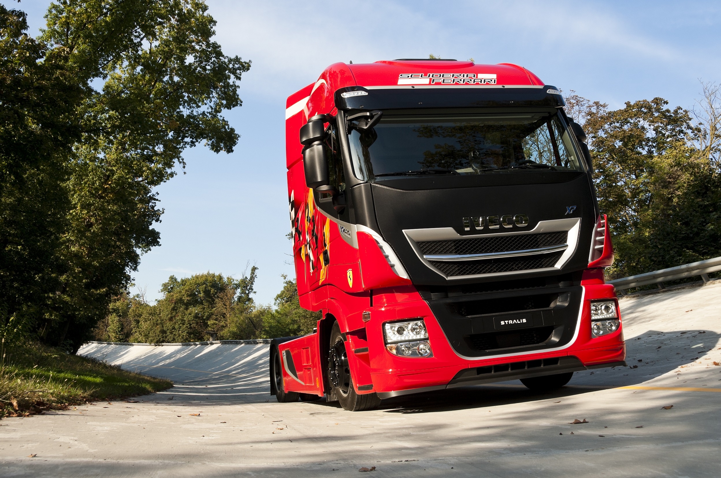 Xe tải dàn áo Ferrari giá 2, 6 tỷ đồng ảnh 1 Xe tai dan ao Ferrari gia 2, 6 ty dong anh 1