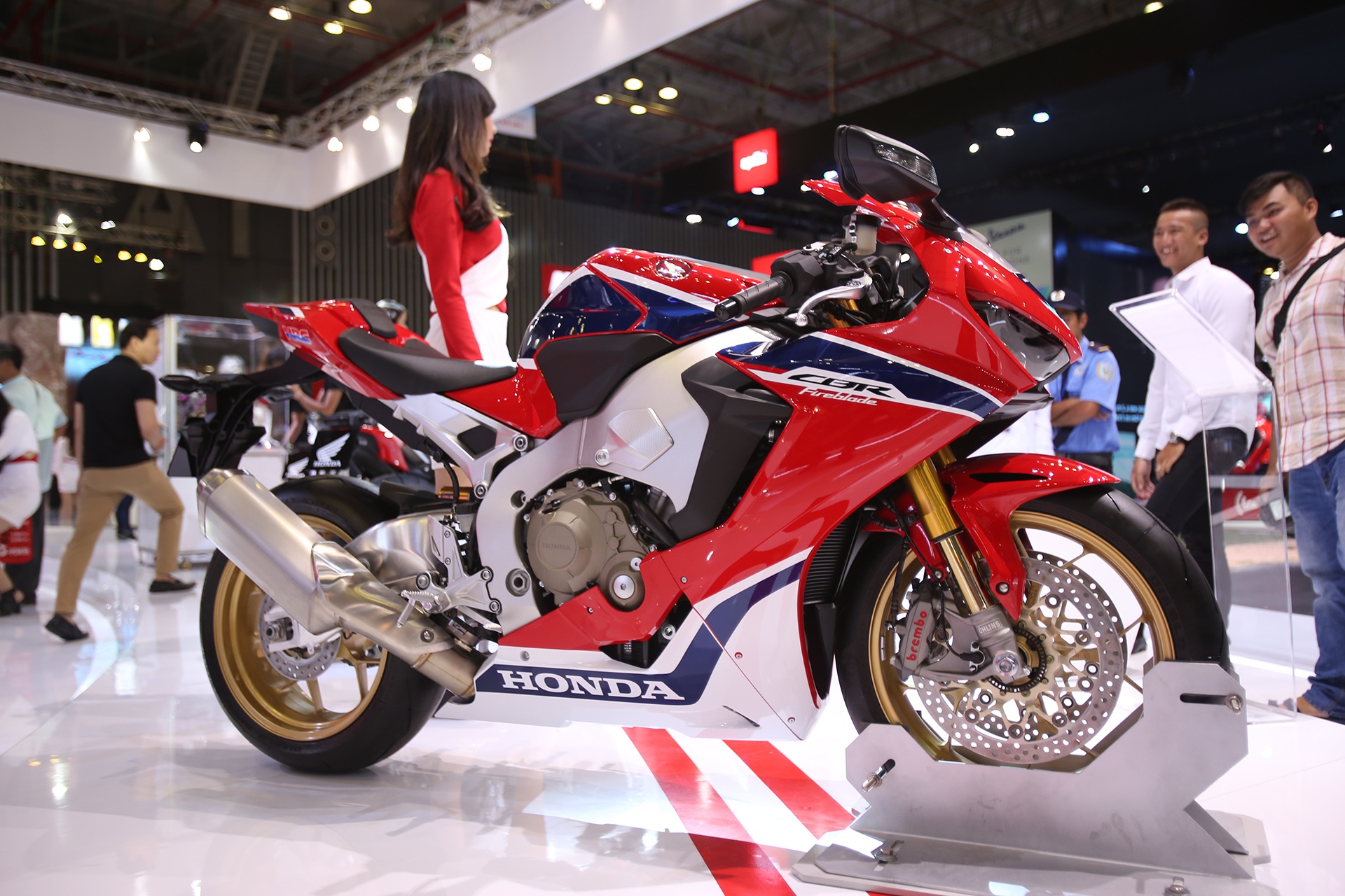 Danh gia nhanh sieu moto Honda CBR1000RR 2017 tai VN hinh anh