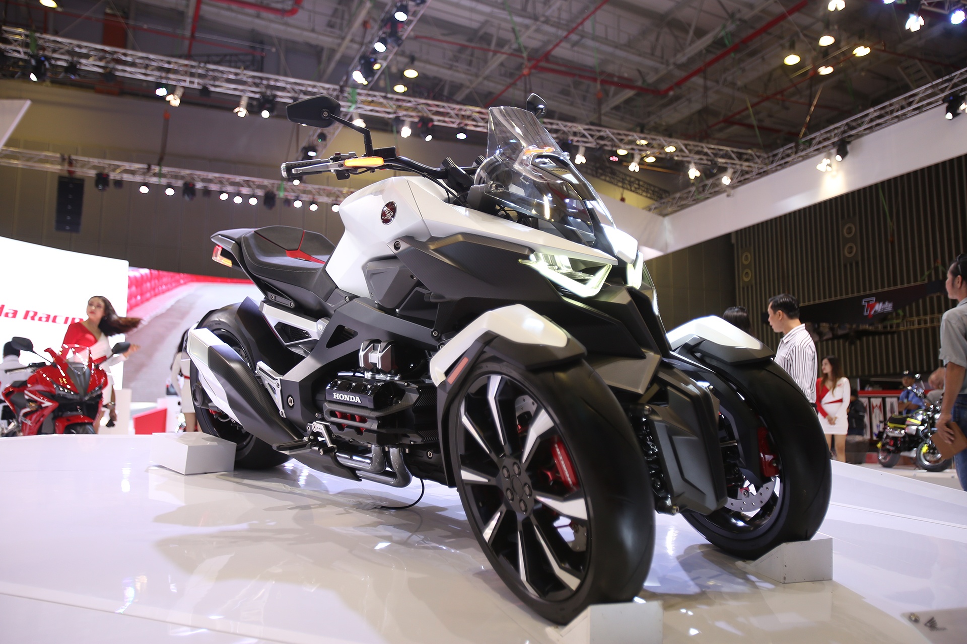 Xe concept phong cach phim vien tuong Honda NeoWing hinh anh