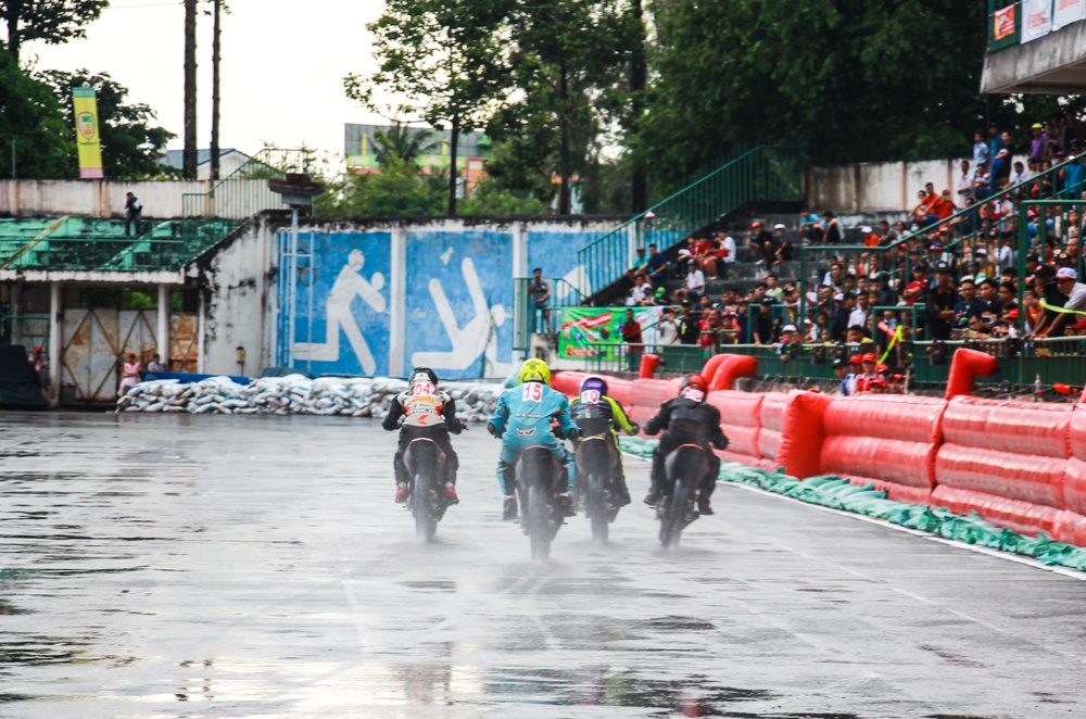 Ngan nguoi doi mua xem dua xe o Cao Lanh anh 1