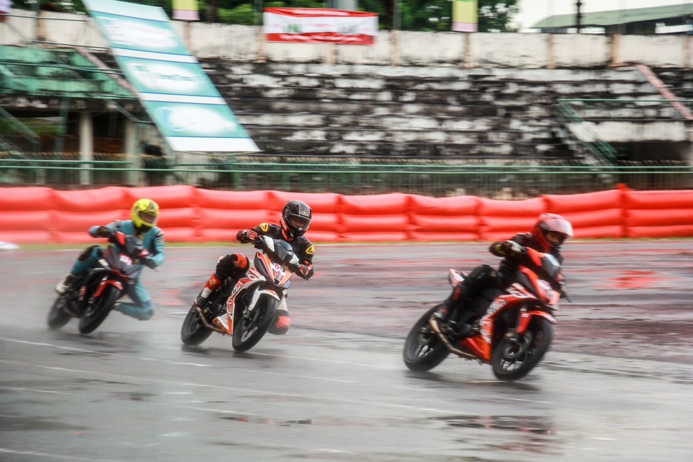 Ngan nguoi doi mua xem dua xe o Cao Lanh anh 2