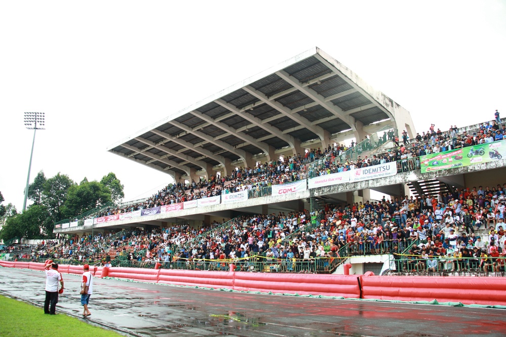 Ngan nguoi doi mua xem dua xe o Cao Lanh anh 3