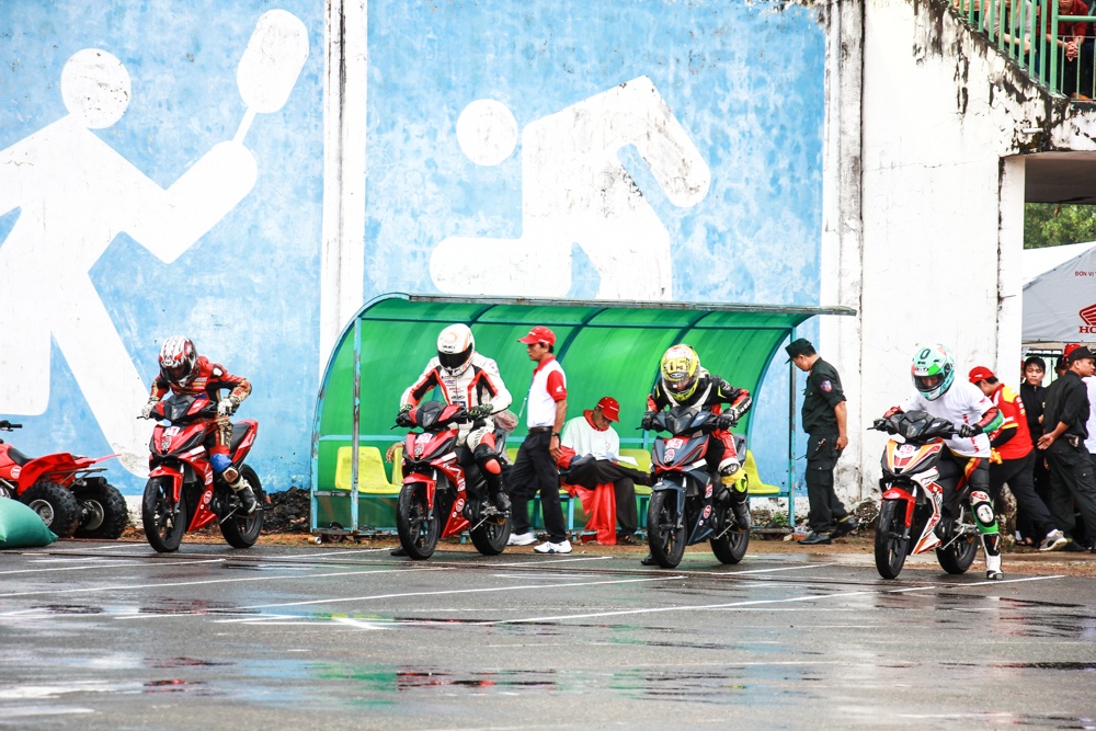 Ngan nguoi doi mua xem dua xe o Cao Lanh anh 4