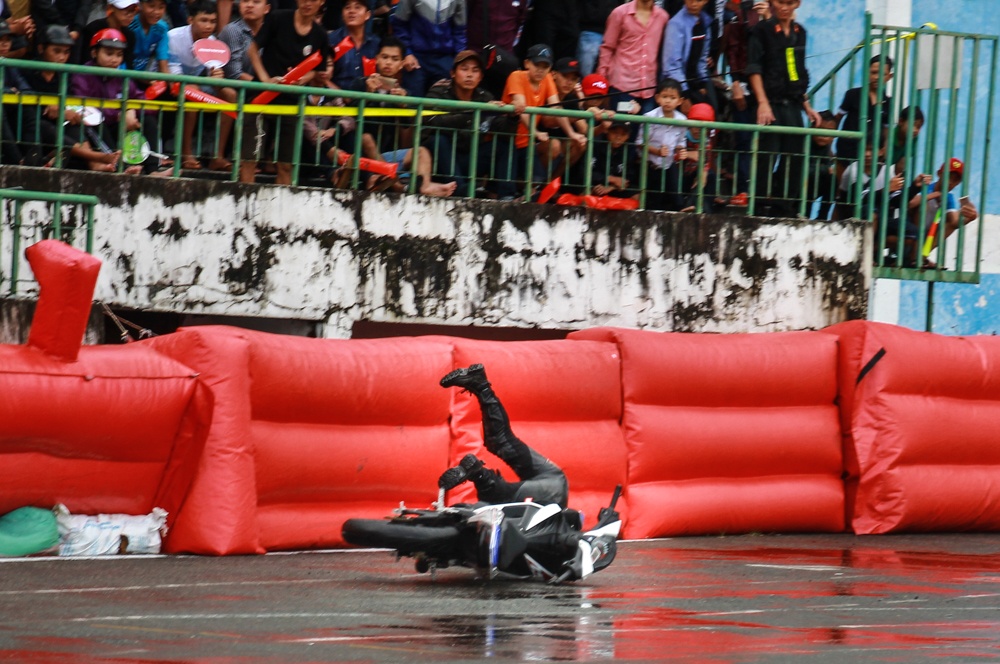 Ngan nguoi doi mua xem dua xe o Cao Lanh anh 6