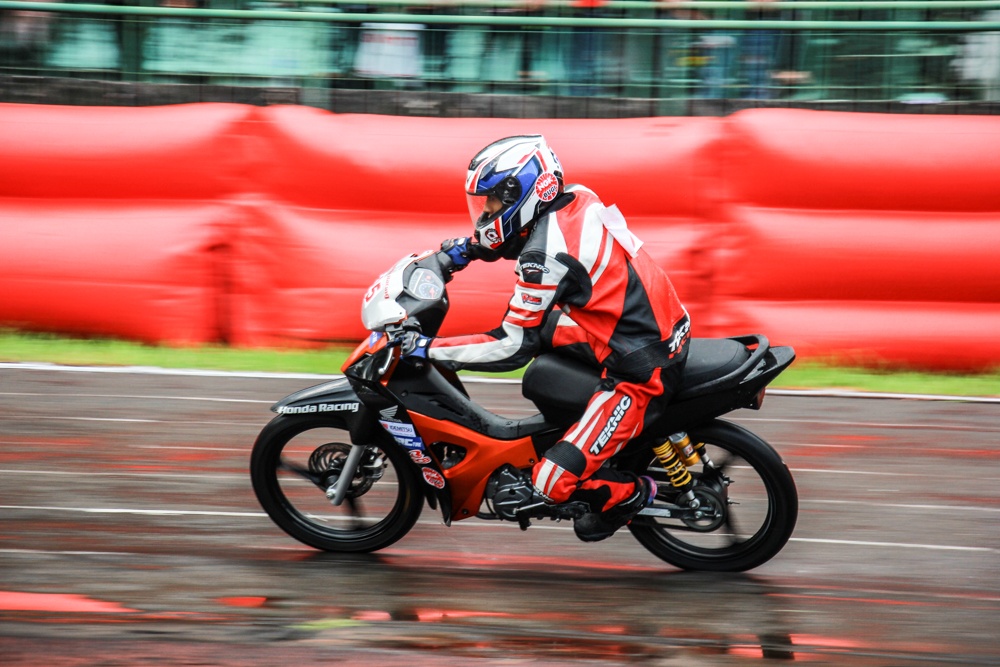 Ngan nguoi doi mua xem dua xe o Cao Lanh anh 8