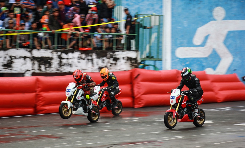 Ngan nguoi doi mua xem dua xe o Cao Lanh anh 7