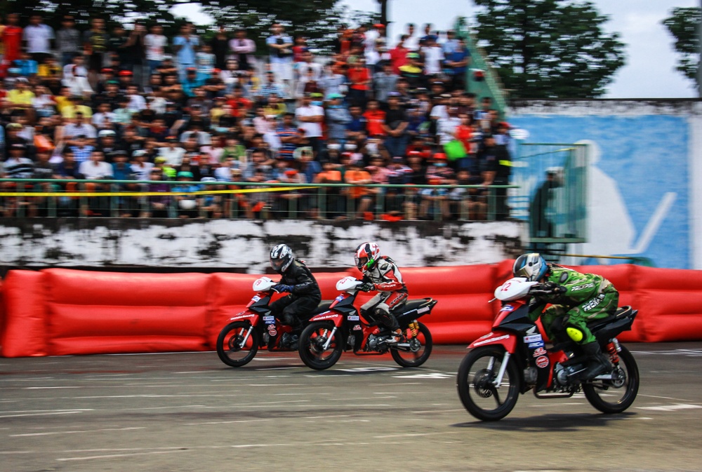 Ngan nguoi doi mua xem dua xe o Cao Lanh anh 10