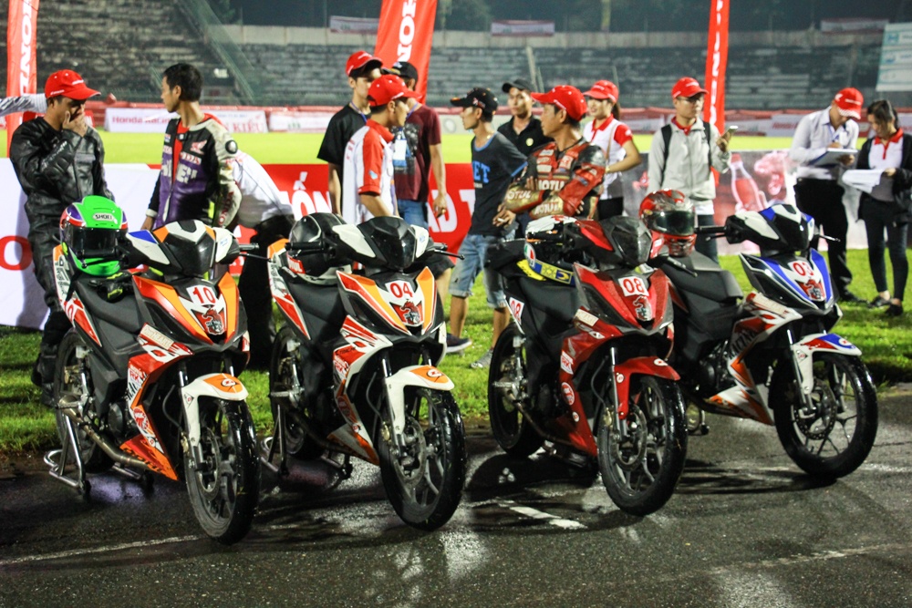 Ngan nguoi doi mua xem dua xe o Cao Lanh anh 12