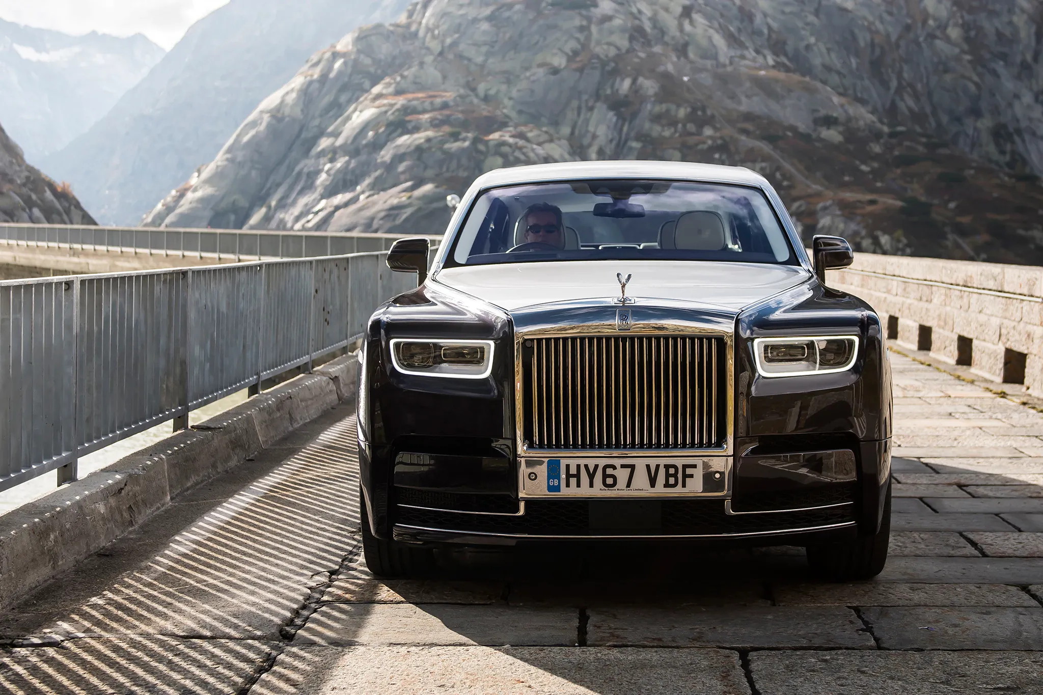 Rolls-Royce từ bỏ hybrid,  tiến thẳng lên sản xuất Phantom điện ảnh 1 Rolls-Royce tu bo hybrid,  tien thang len san xuat Phantom dien anh 1