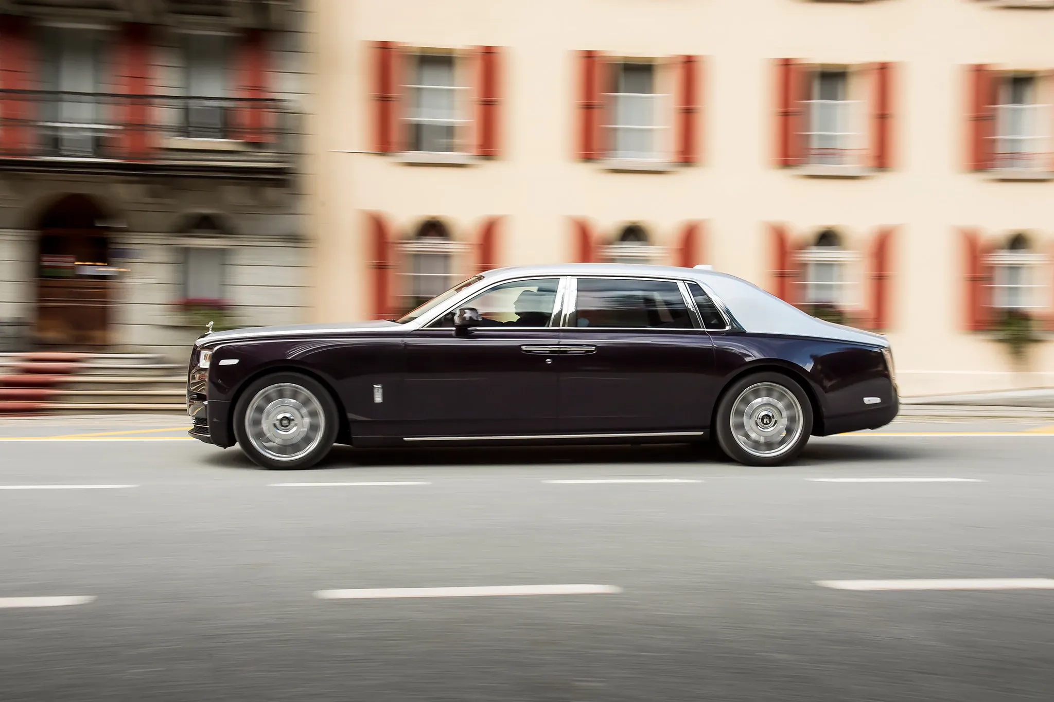 Rolls-Royce từ bỏ hybrid,  tiến thẳng lên sản xuất Phantom điện ảnh 2 Rolls-Royce tu bo hybrid,  tien thang len san xuat Phantom dien anh 2
