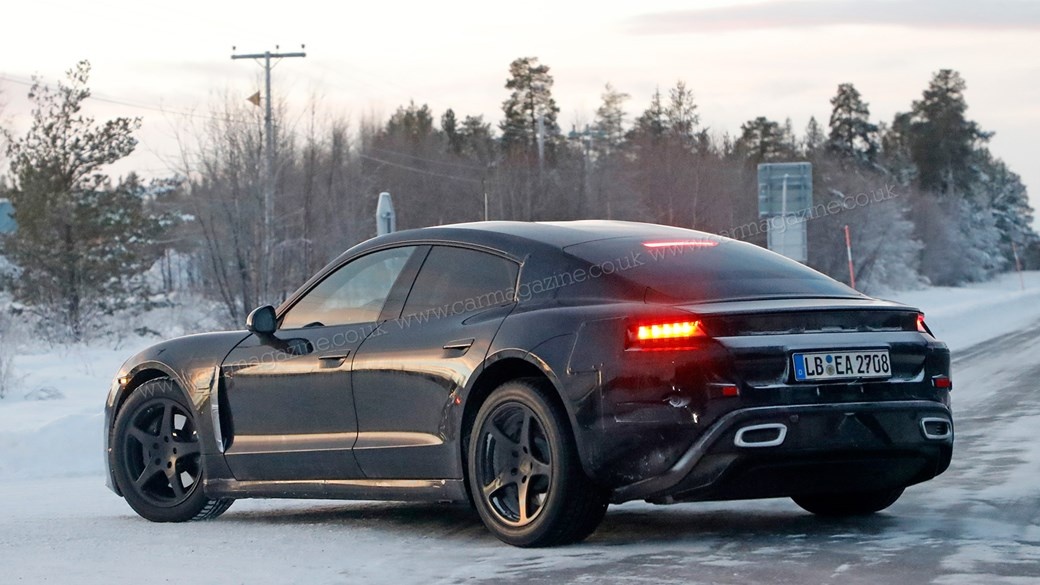 Lo dien sieu sedan dien Porsche Mission E chay thu nghiem tren pho anh 1