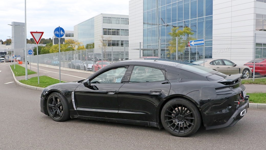 Lo dien sieu sedan dien Porsche Mission E chay thu nghiem tren pho anh 2