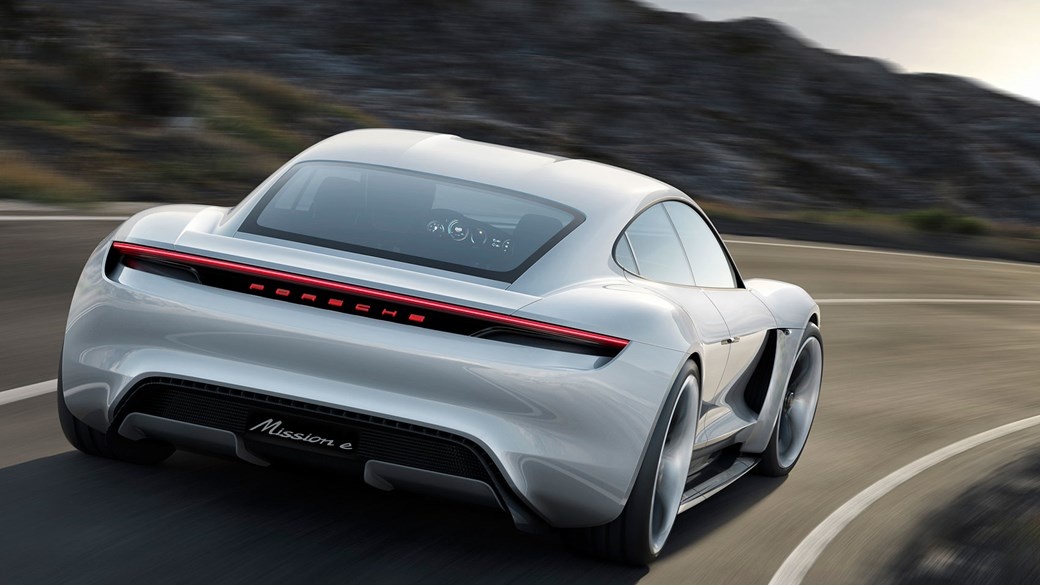 Lo dien sieu sedan dien Porsche Mission E chay thu nghiem tren pho anh 7