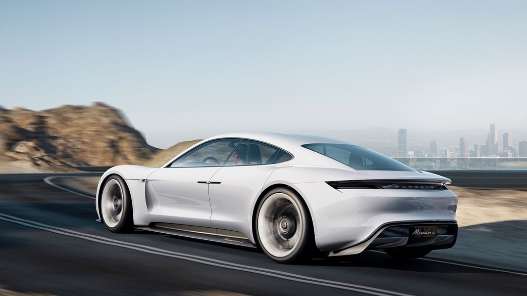 Lo dien sieu sedan dien Porsche Mission E chay thu nghiem tren pho anh 8