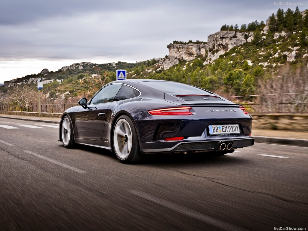 Porsche 911 GT3 them goi nang cap touring anh 9
