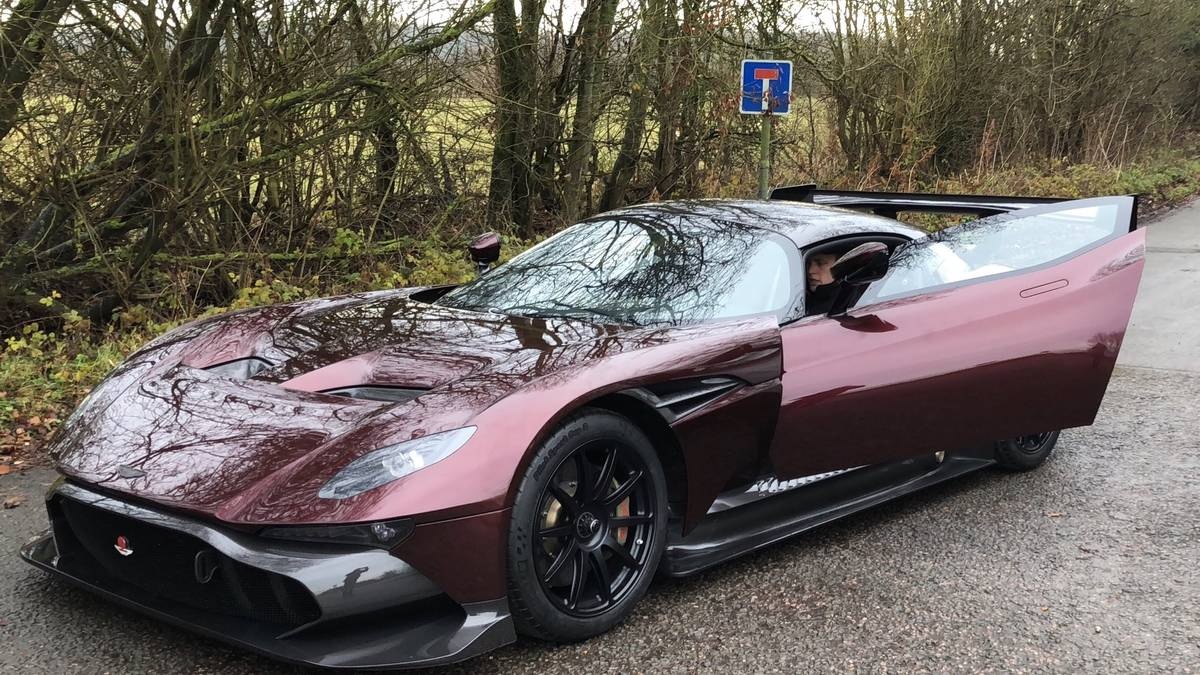 Aston Martin Vulcan phien ban duong pho dau tien tren the gioi anh 5