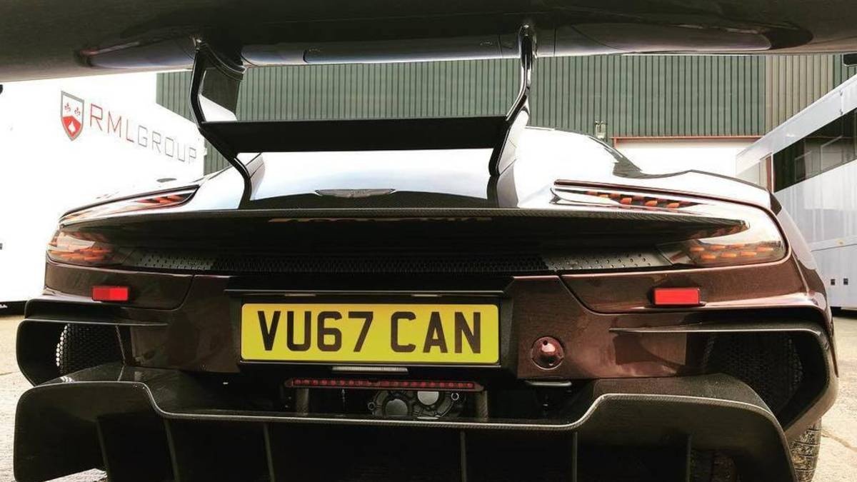 Aston Martin Vulcan phien ban duong pho dau tien tren the gioi anh 6